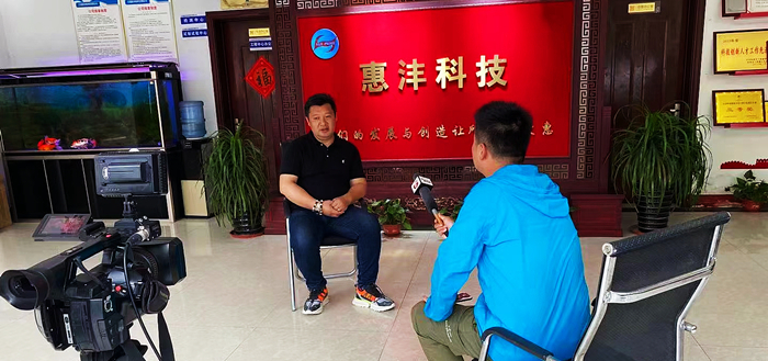安徽衛視致敬貢獻者欄目組走進惠洋熱熔網膜工廠